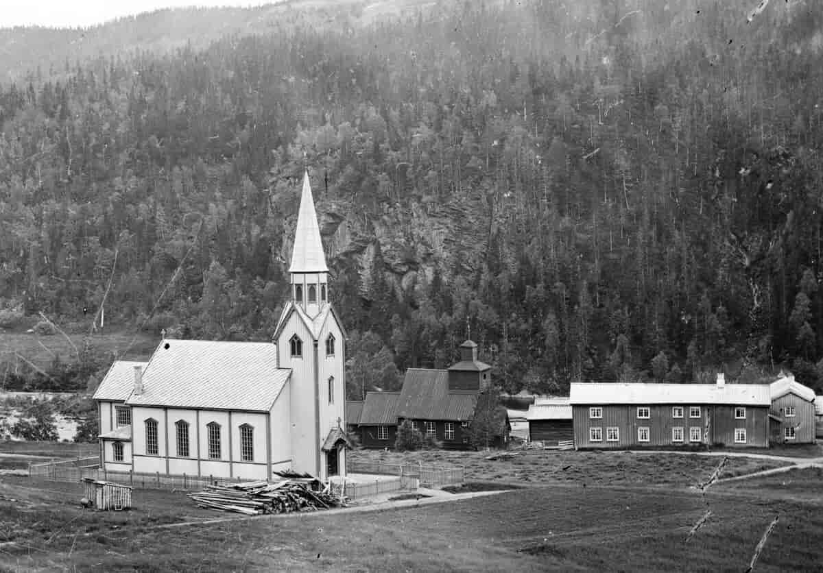 Haltdalen nye kirke fra 1881, sammen med stavkirka. Foto ca 1881. 