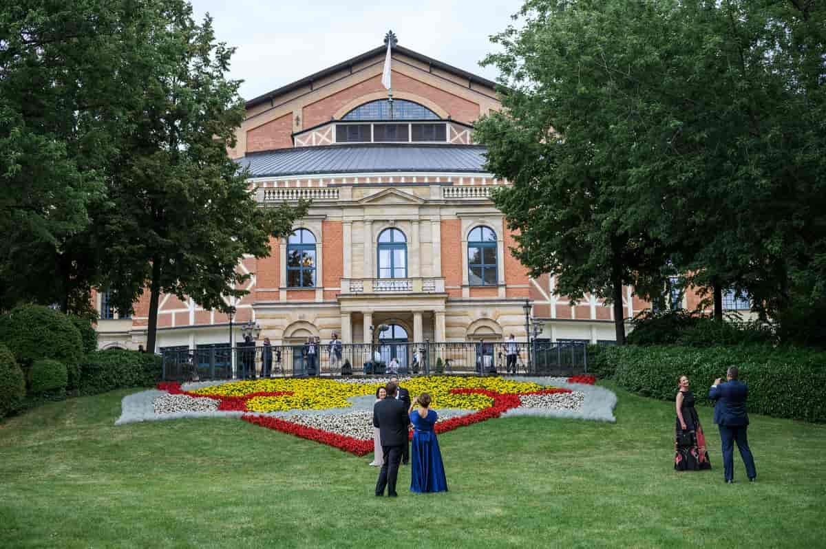 Festspillhuset ligger i et parkområde i utkanten av Bayreuth, her fotografert i 2021.