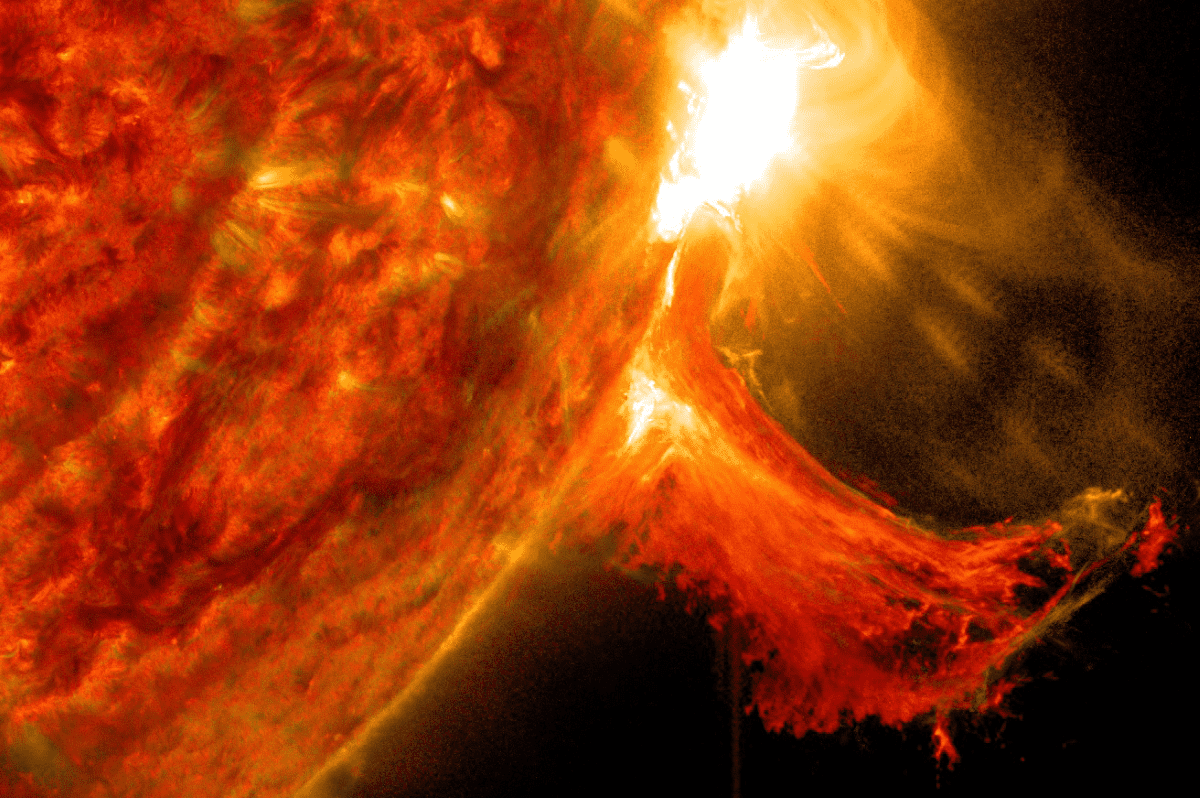 Kraftig flare og samtidig masseutbrudd observert med NASA's romteleskop SDO. 