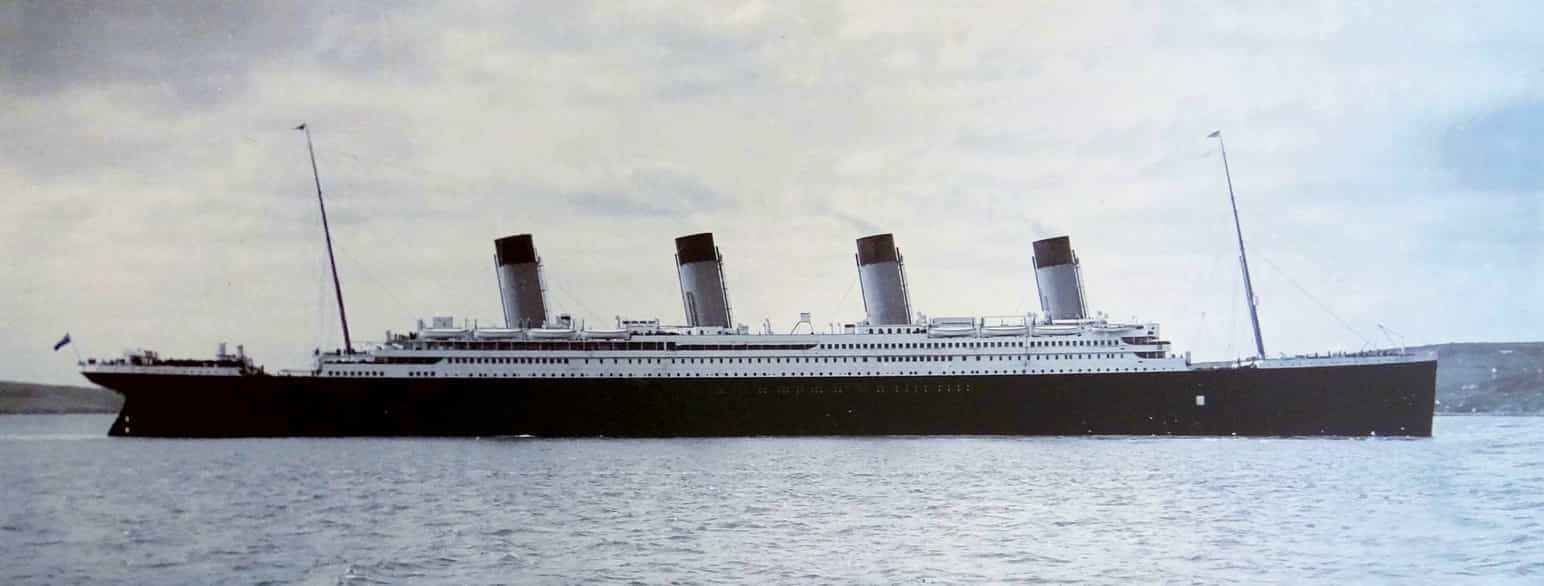 Titanic avbildet i Cobh havn, 11. april 1912