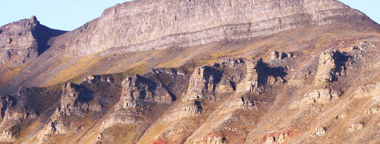 På Svalbard er det mange lagdelte fjell som viser geologisk historie. Her ved Amerikanergruva.