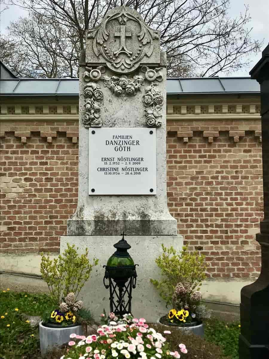 Gravstedet til Christine Nöstlinger på kirkegården i bydelen Hernals i Wien