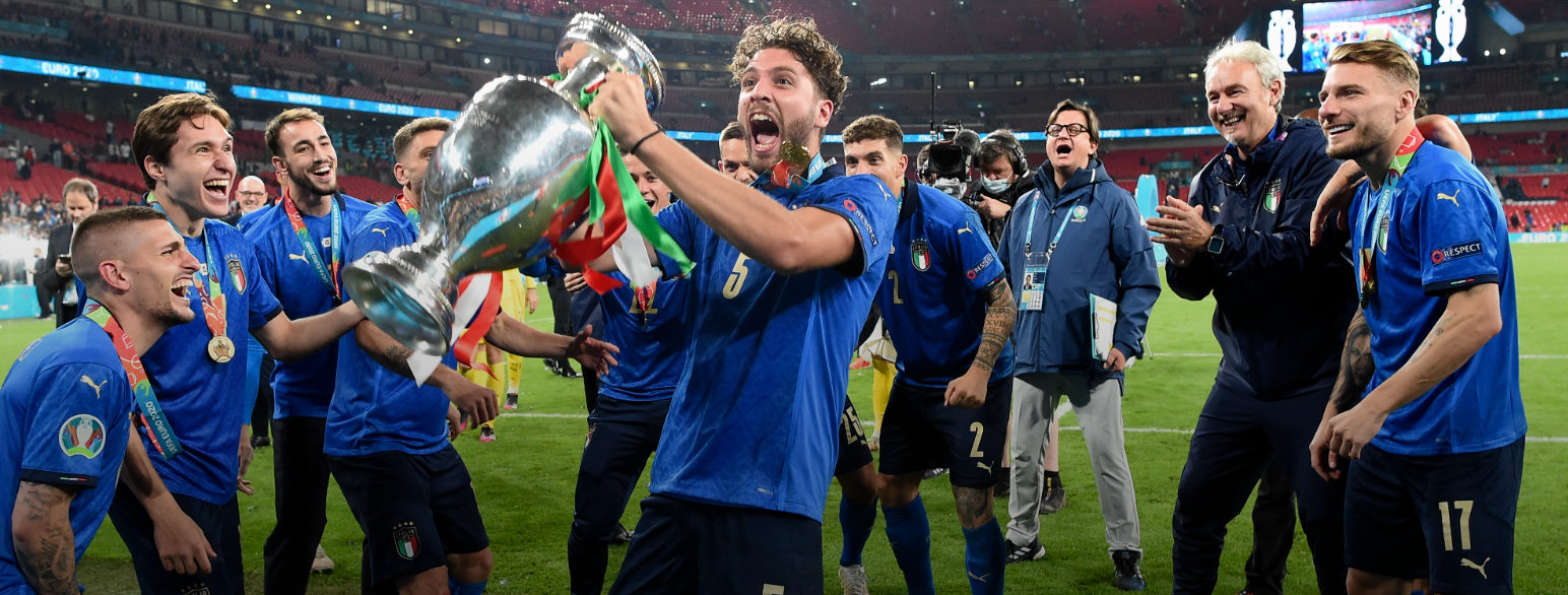 Det italienske laget feirer finaleseieren mot England på Wembley i 2021
