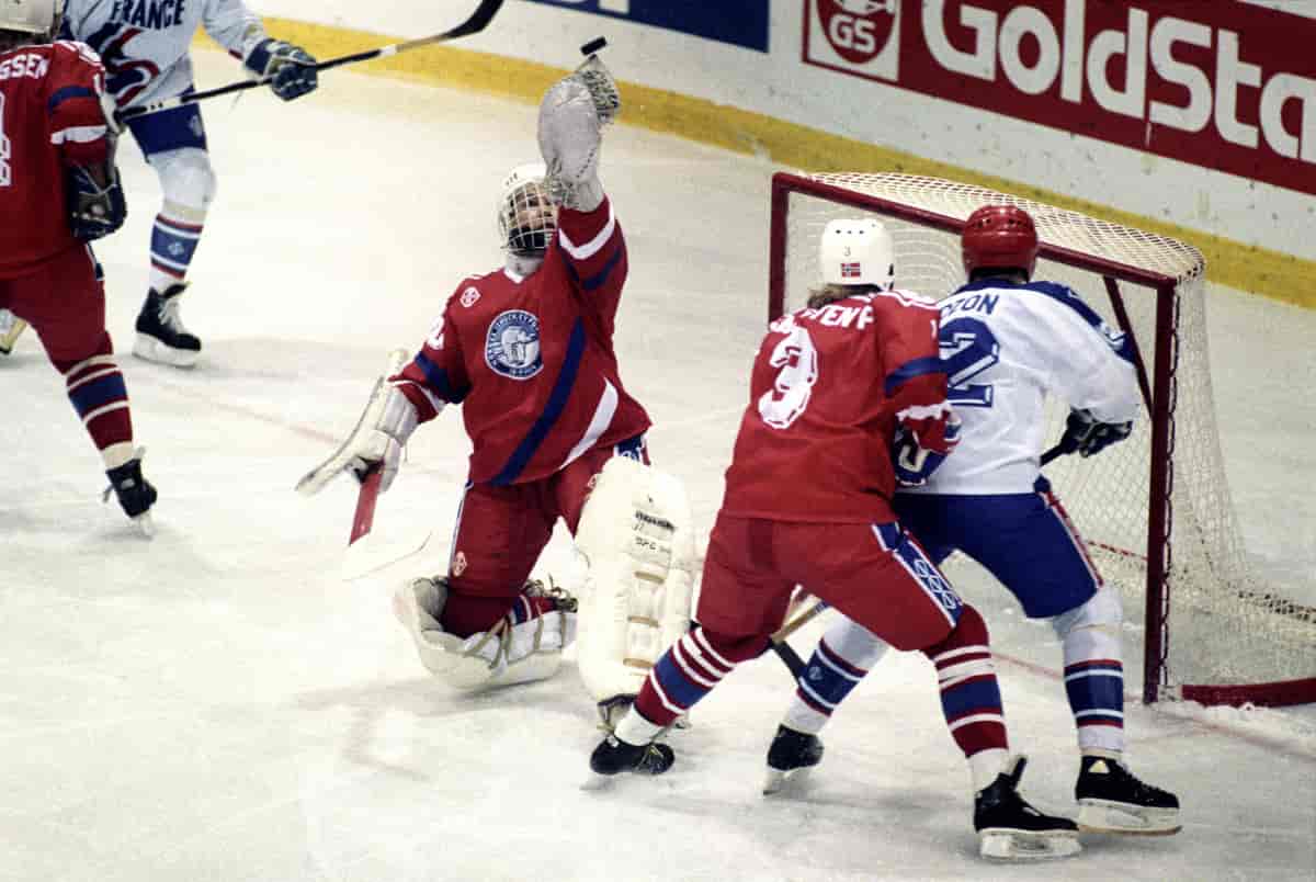 Jim Marthinsen redder en puck en landskamp mot Frankrike der Norge kvalifiserte seg til A-VM 1990. Kampen endte 1-1.