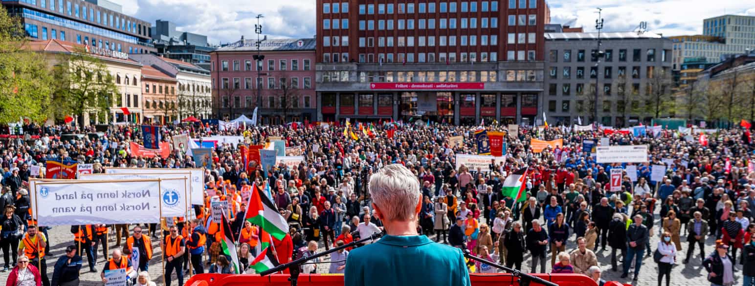 Demonstrasjon på Youngstorget i Oslo første mai 2022. Lederen for LO holder tale.