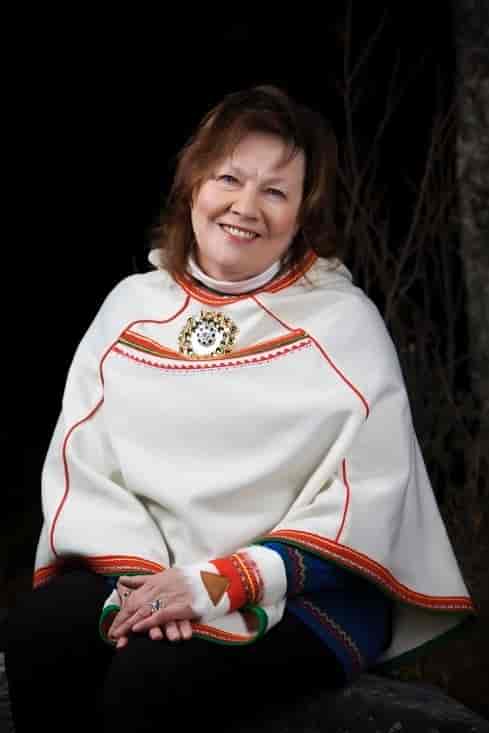 Nærbilde av en kvinne i tradisjonell, samisk kofte med sølje.