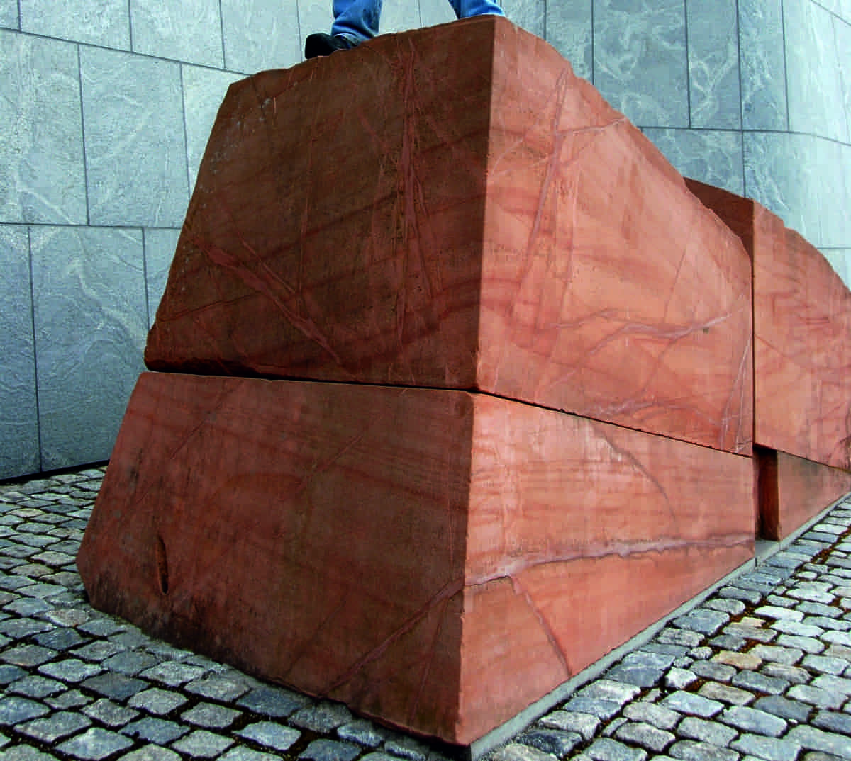 Brumunddalsandsteinen, utstilt utenfor oljemuseet i Stavanger