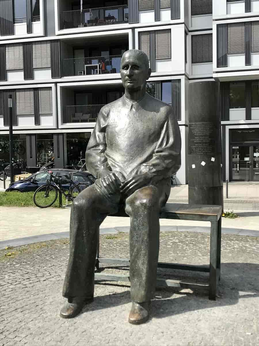 Statue av Bertolt Brecht (1988), foran teatret Berliner Ensemble i Berlin. Statuen er lagd av Friz Cremer, Peter Flierl og Carlo Wloch.