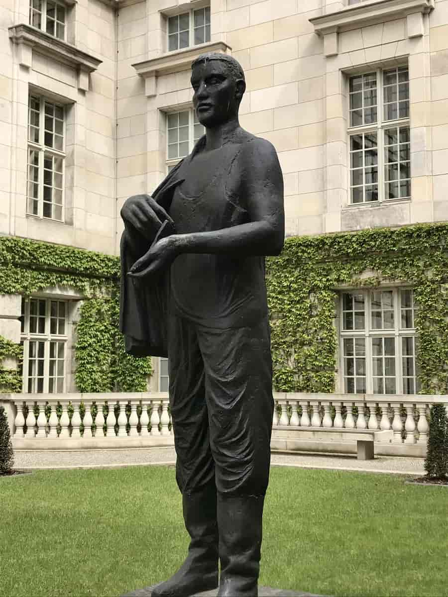 Statue med namnet "Fragen eines lesenden Arbeiters", lagd av Werner Stötzer i 1961. Statuen står utafor Staatsbibliothek i Berlin. 