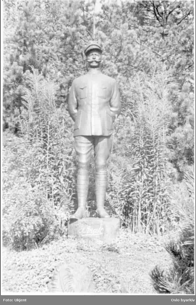  Statue av Oberst Henrik August Angell av Gustav Lærum