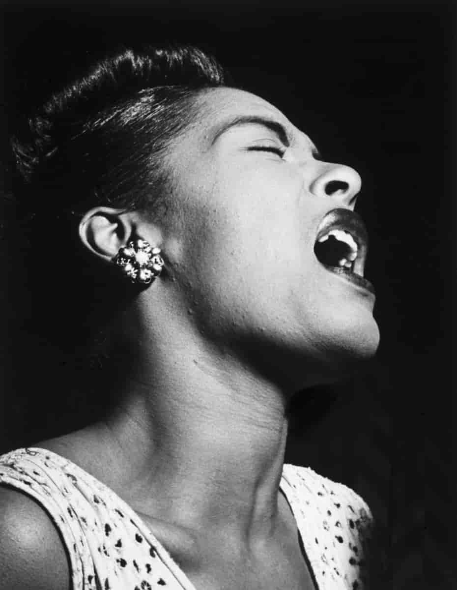 Foto i nærbilde av Billie Holiday som synger