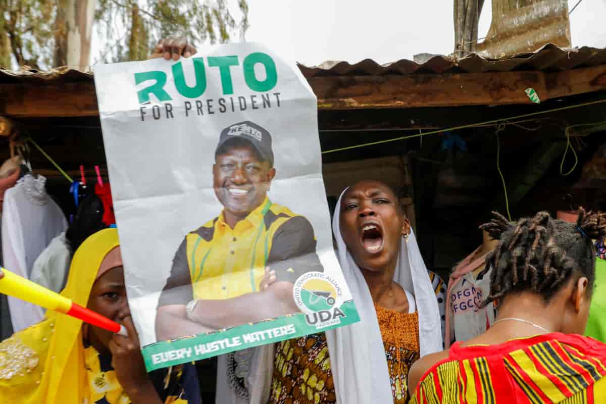 Kvinne holder valgplakat for William Ruto
