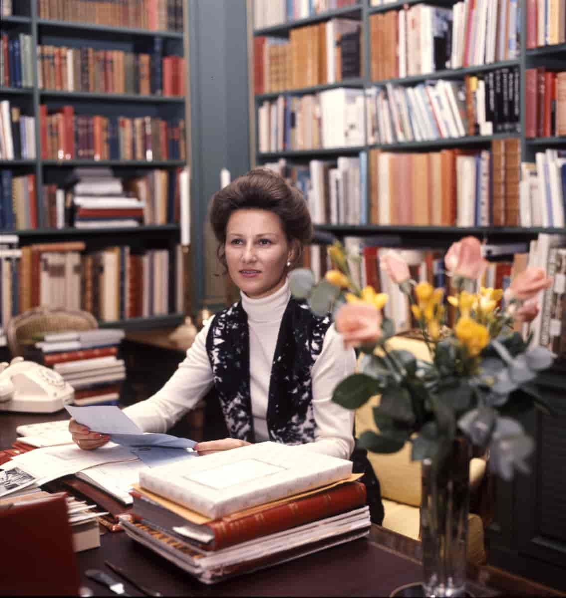 Kronprinsesse Sonja i biblioteket på Skaugum