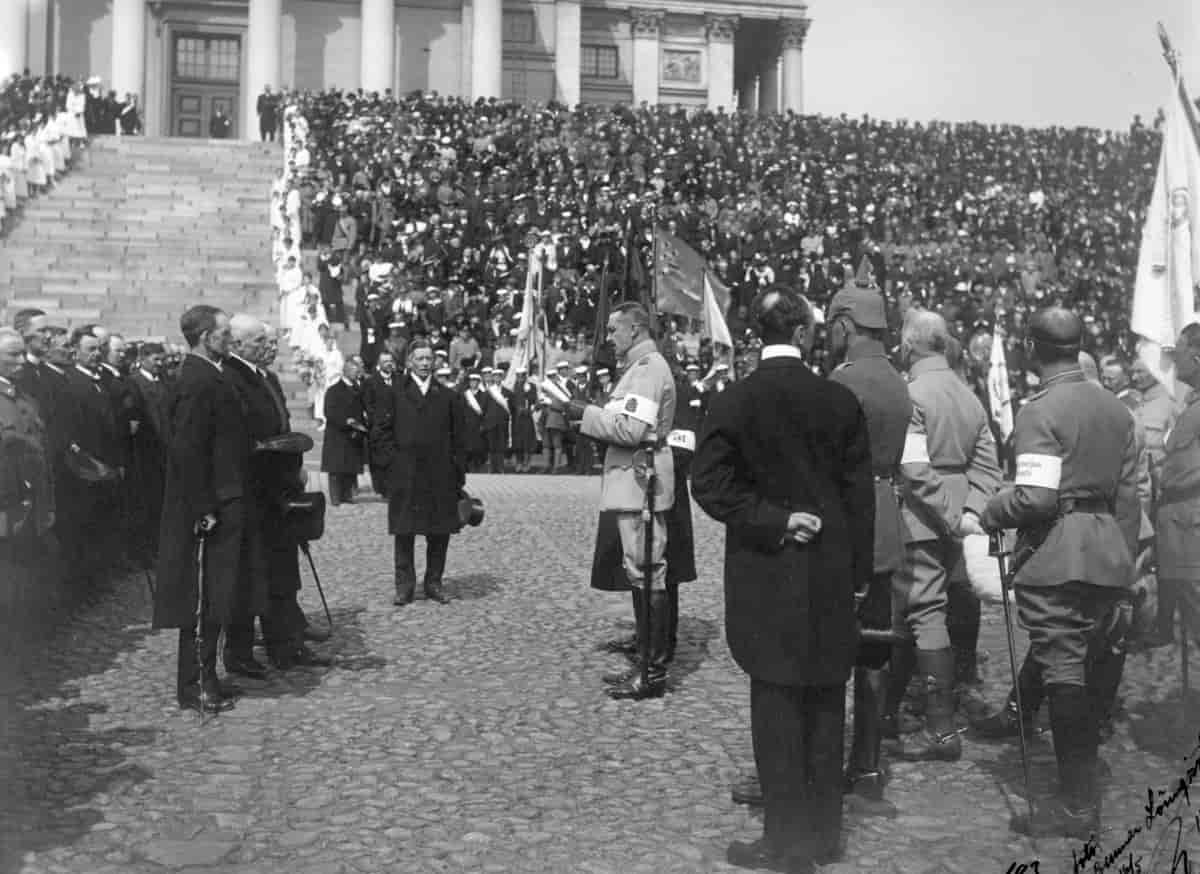 Den hvite hærens parade på Senatsplassen etter erobringen av Helsingfors 16. mai 1918