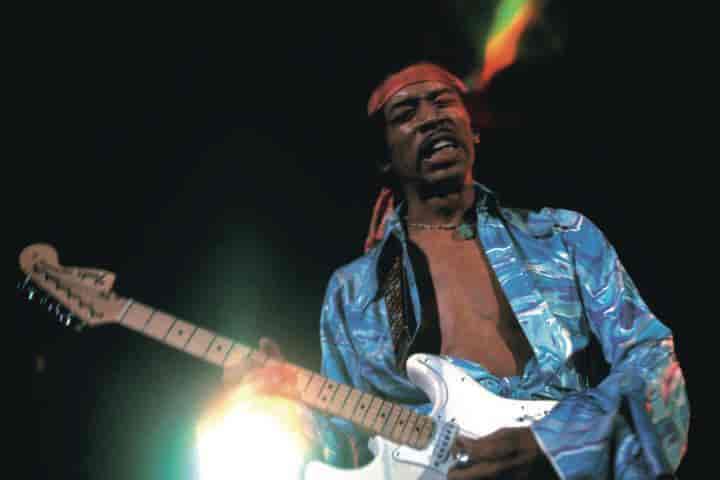 Nærbilde av Jimi Hendrix som spiller på en hvit gitar.