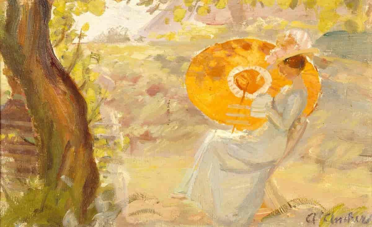 Ung jente i en hage med en oransje parasoll.