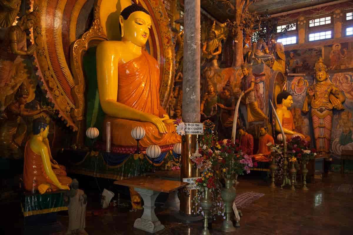 Fotografi av en buddhistisk gudestatue.