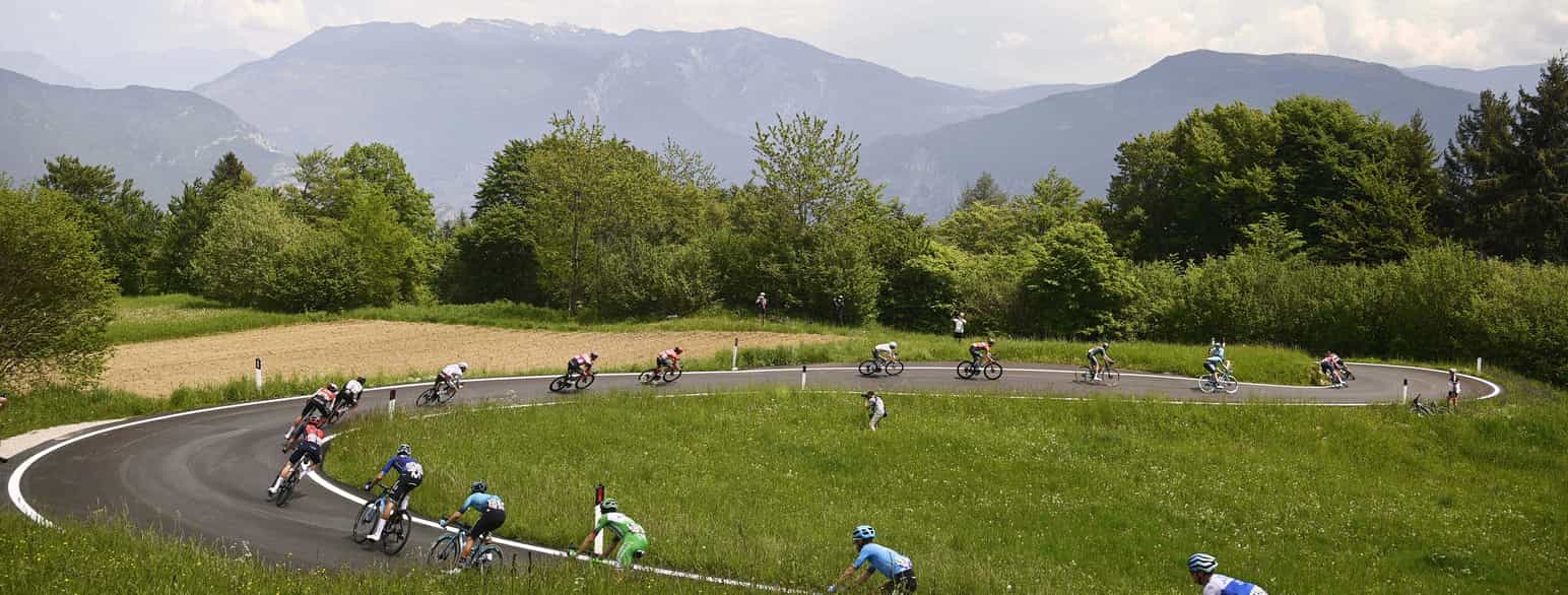 Italia rundt, mest kjent som Giro d'Italia, er et sykkelløp for proffe syklister