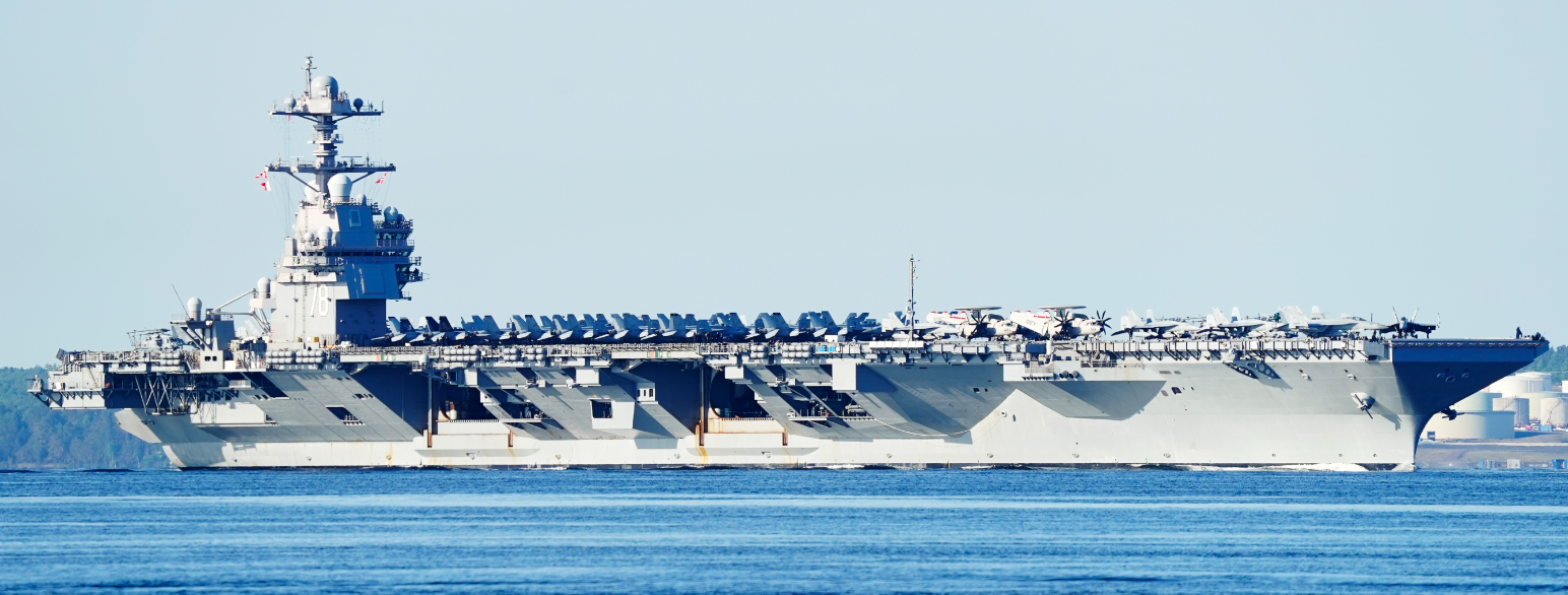 USS Gerald R. Ford på vei inn i Oslofjorden i mai 2023. Skipet er regnet som verdens største krigsskip