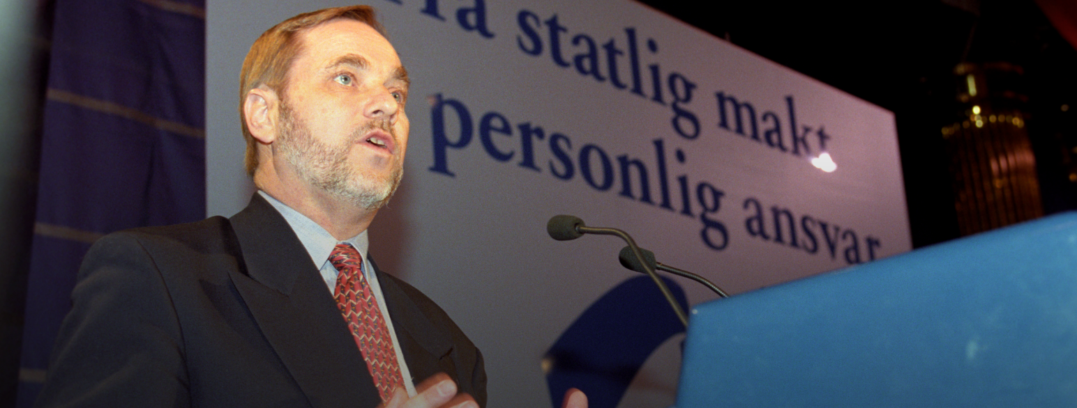 Jan Petersen på talerstolen under Høyres landsmøte i 2004