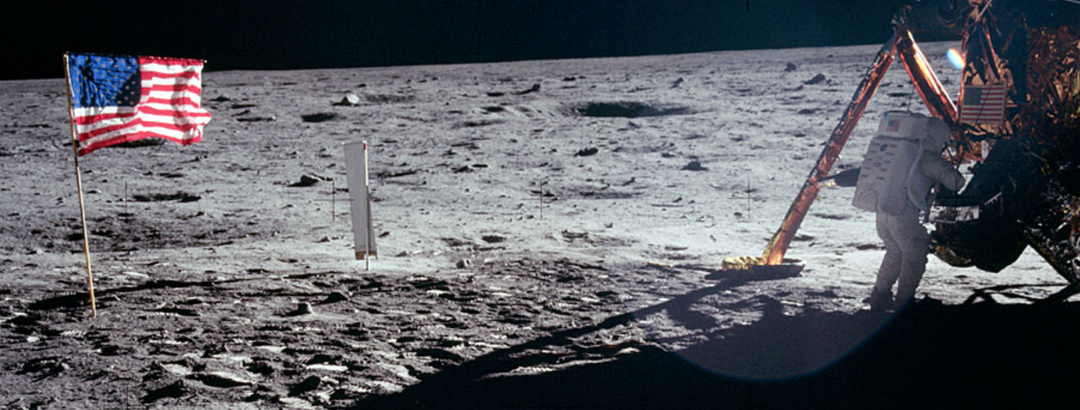 En velkjent konspirasjonsteori påstår at NASA aldri landet på månen. 