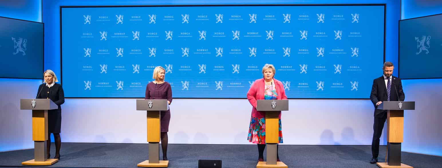 Foto fra pressekonferanse i 2021. Fra venstre Monica Mæland, Guri Melby, Erna Solberg og Bent Høie 
