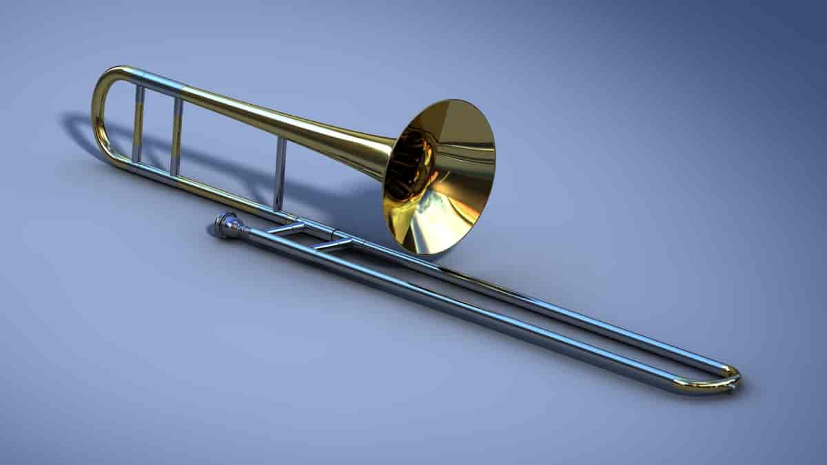Nærbilde av en trombone med sleider. Sleideren er et u-formet metallrør nederst på trombonen.