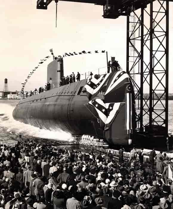 En stor ubåt sjøsettes. Dette er Nautilus, verdens først atomubåt. 