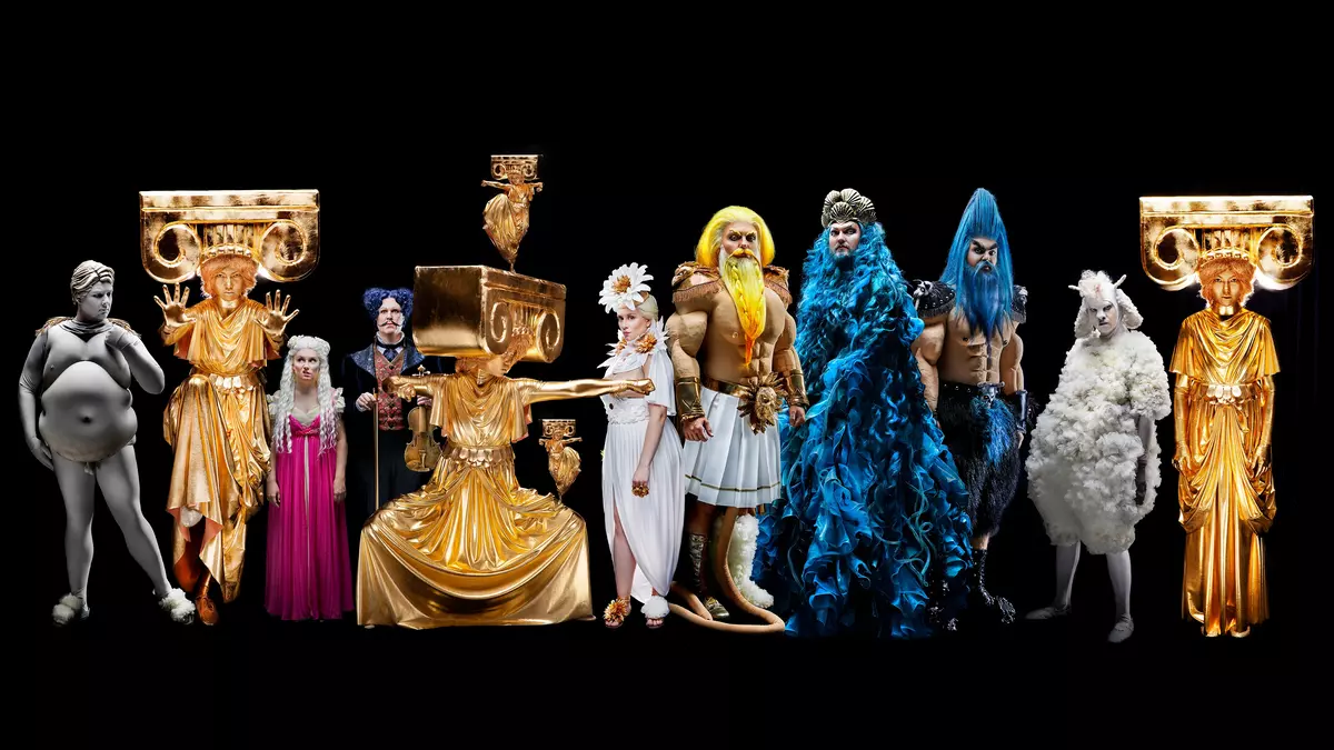 Bildet viser flere av skuespillerne fra forestillingen i fargerike kostymer.