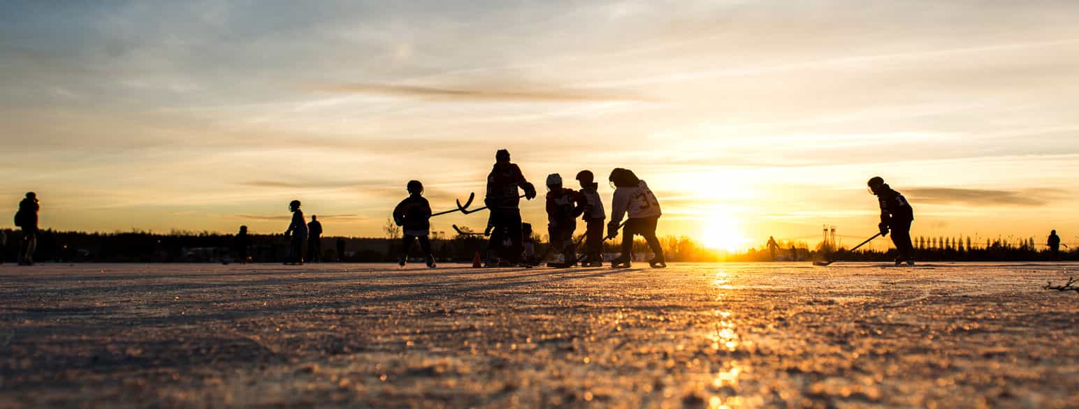 Canada er blant annet kjent for ishockey. Her spilles det for gøy på en frossen innsjø i British Columbia