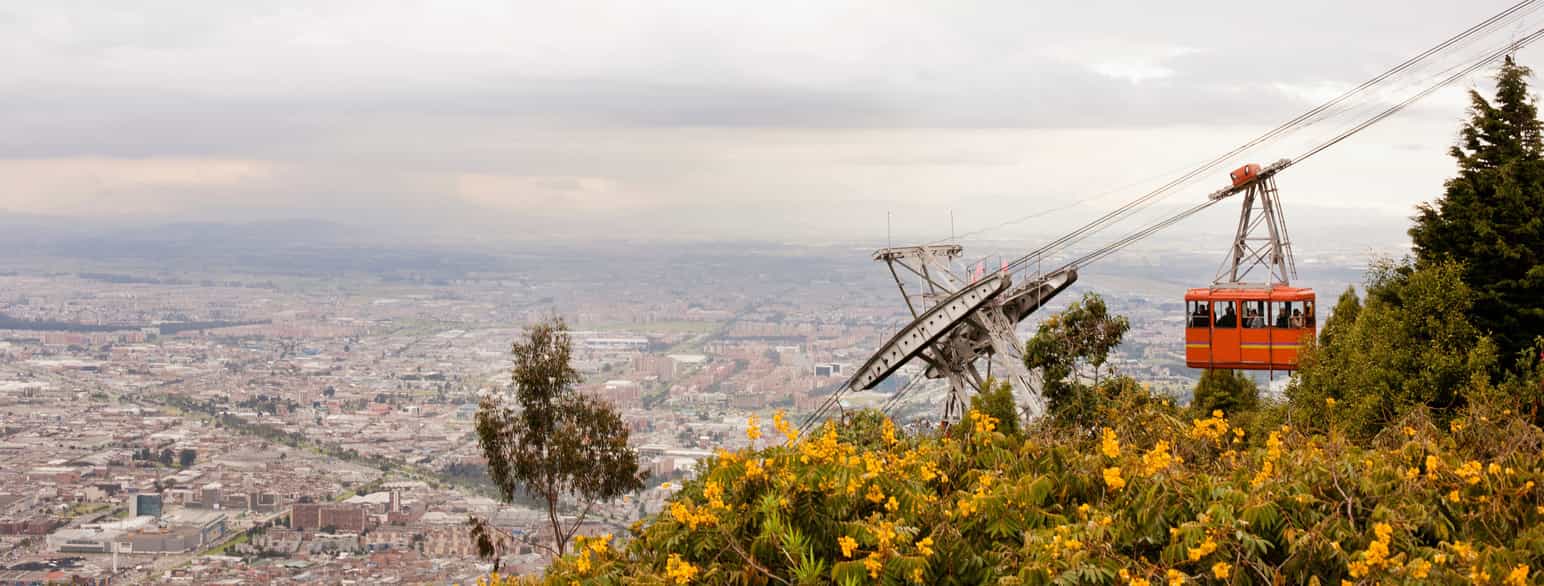 Kabelbane og utsikt over Colombias hovedstad Bogota