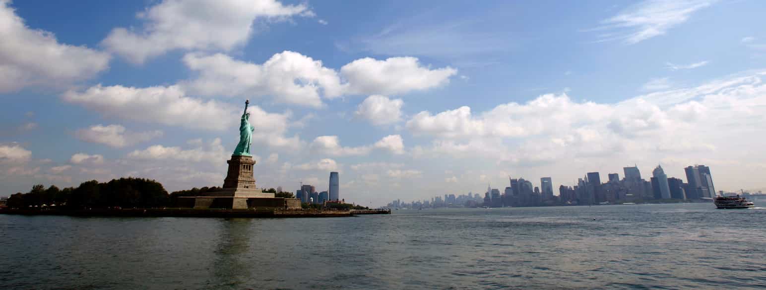 Frihetsstatuen står på ei øy ved New York i USA. I statuen er det brukt kopar frå eit koparverk på Karmøy i Norge