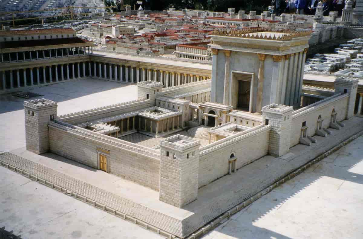 Herodes utvidet tempelhøyden og restaurerte tempelet.