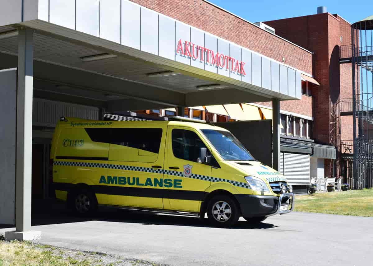 Foto av en ambulansebil som er parkert utenfor et akuttmottak. 