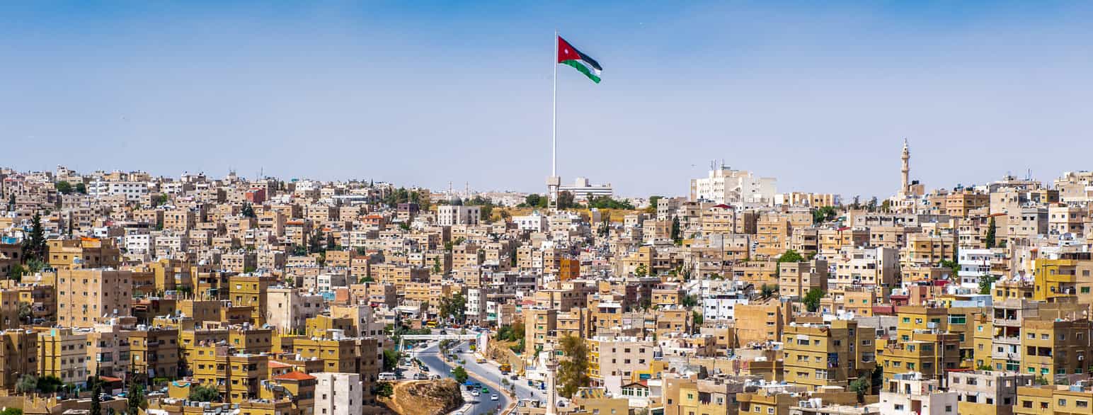 Jordans hovedstad Amman med det jordanske flagget