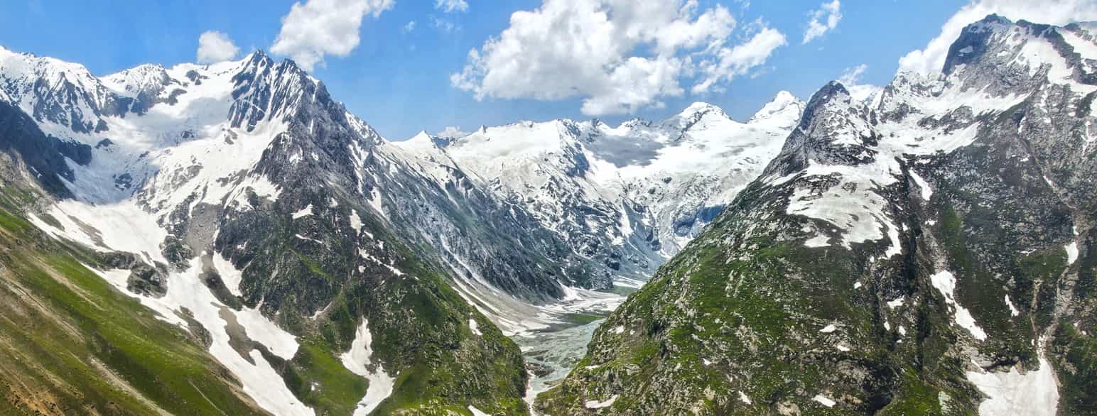 Ei elv renn mellom høge fjelltoppar og ut i Shesnag-innsjøen i indisk Kashmir