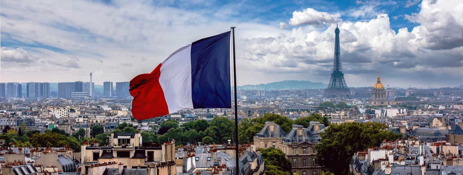 Fransk flagg og Eiffeltårnet i Frankrikes hovedstad Paris
