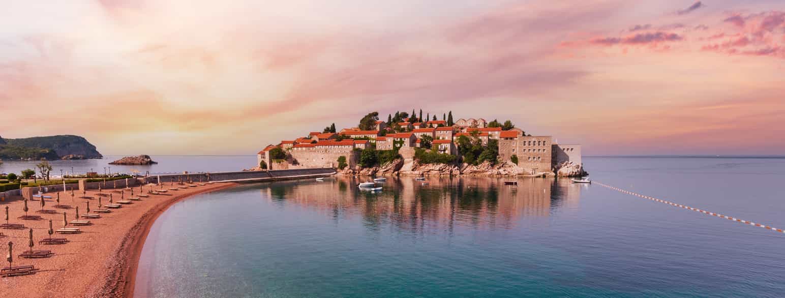 Sveti Stefan er en liten øy i Adriaterhavet rett utenfor byen Budva i Montenegro.