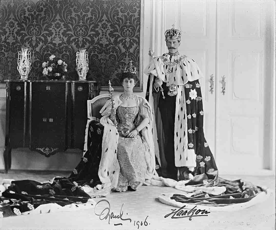 Offisielt kroningsbilde av Haakon 7 og Maud