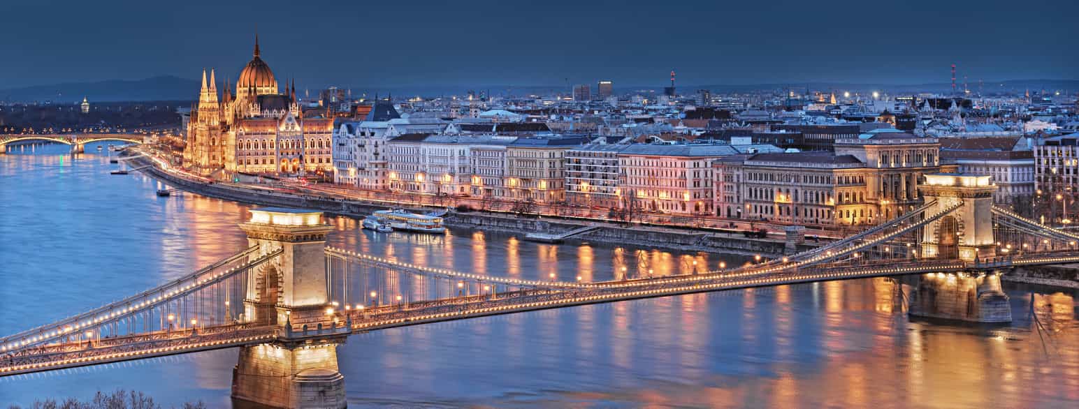 Kjedebroen er en kjent bro i Ungarns hovedstad Budapest. Bygget i bakgrunnen med stor kuppel er parlamentet i Ungarn