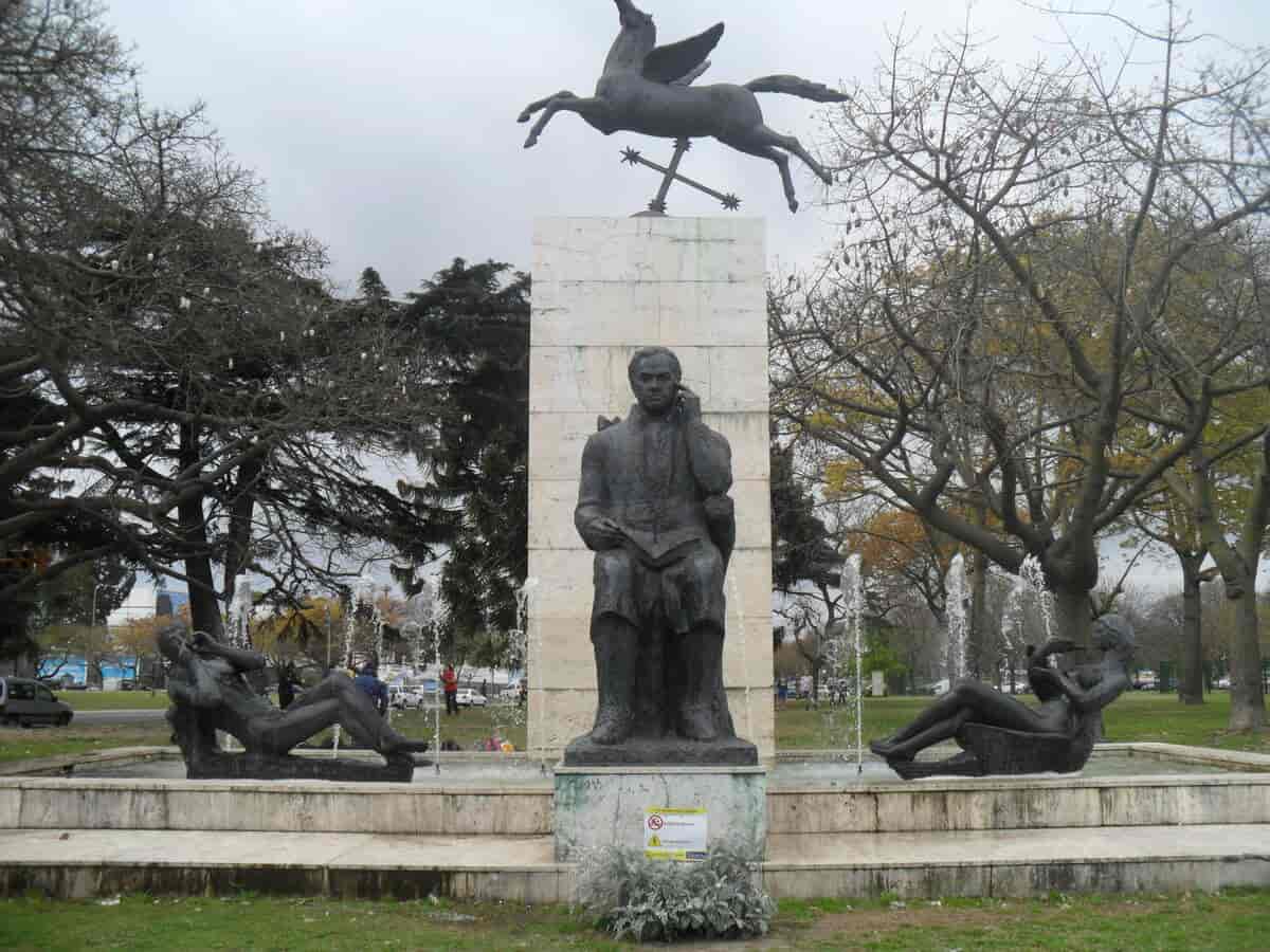 Ruben Darios posisjon i latinamerikansk kultur er betydelig, og han blir markert i hele kontinentet. Her er et monument av ham i Buenos Aires.  