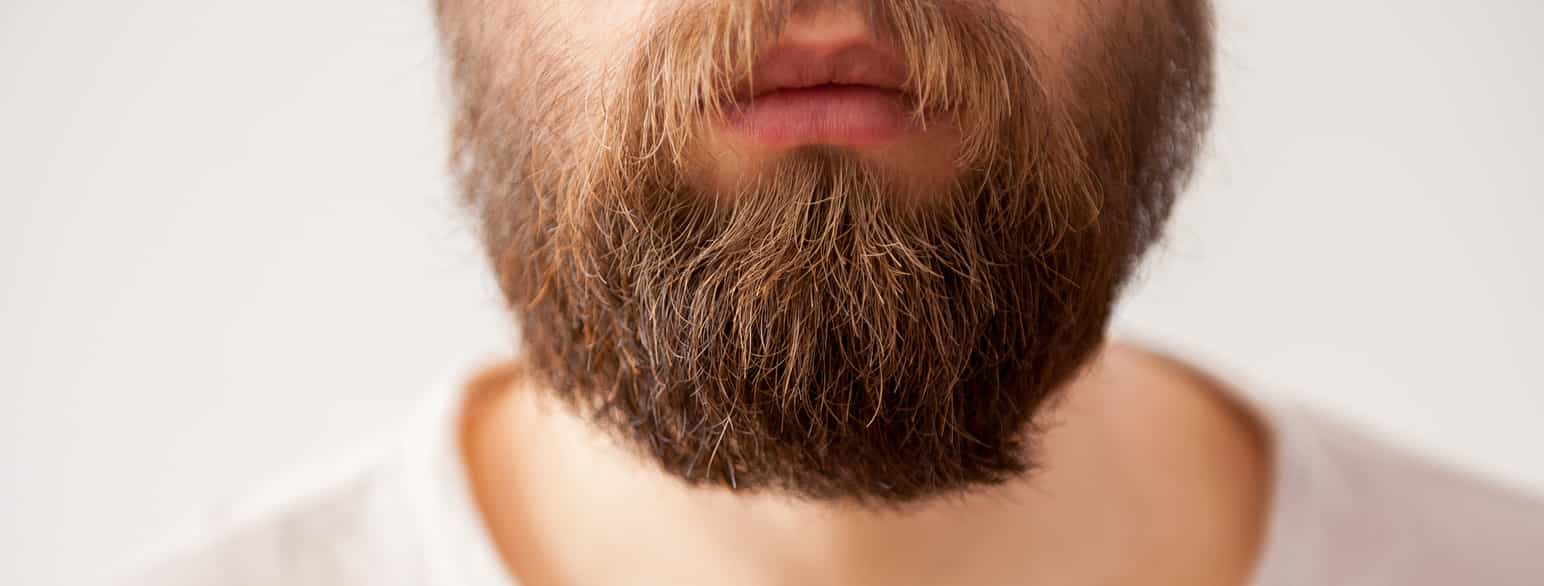 Fotografi av ansiktet til en mann med skjegg