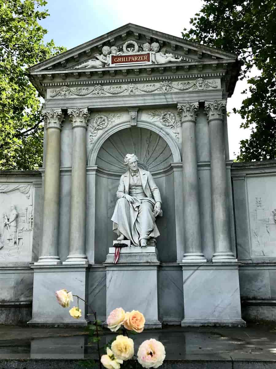 Statue av Franz Grillparzer i Volksgarten i Wien. Statuen ble lagd av Carl Kundmann (1838–1919) i 1889.