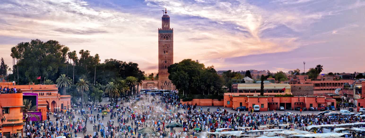 Folk på plassen Jemaa el Fna i Marrakesh i Marokko. Tårnet hører til Koutoubia-moskéen