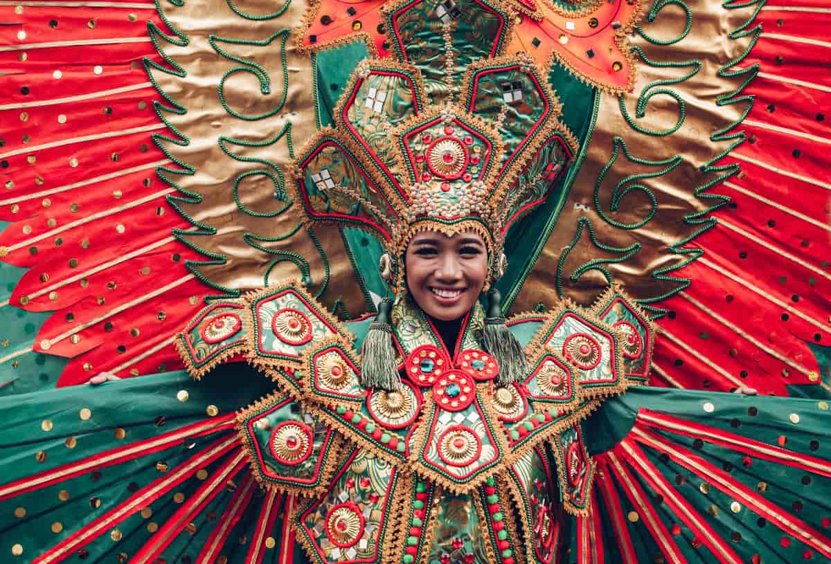 Kvinne i tradisjonell indonesisk drakt på Garuda under en rituell danseseremoni