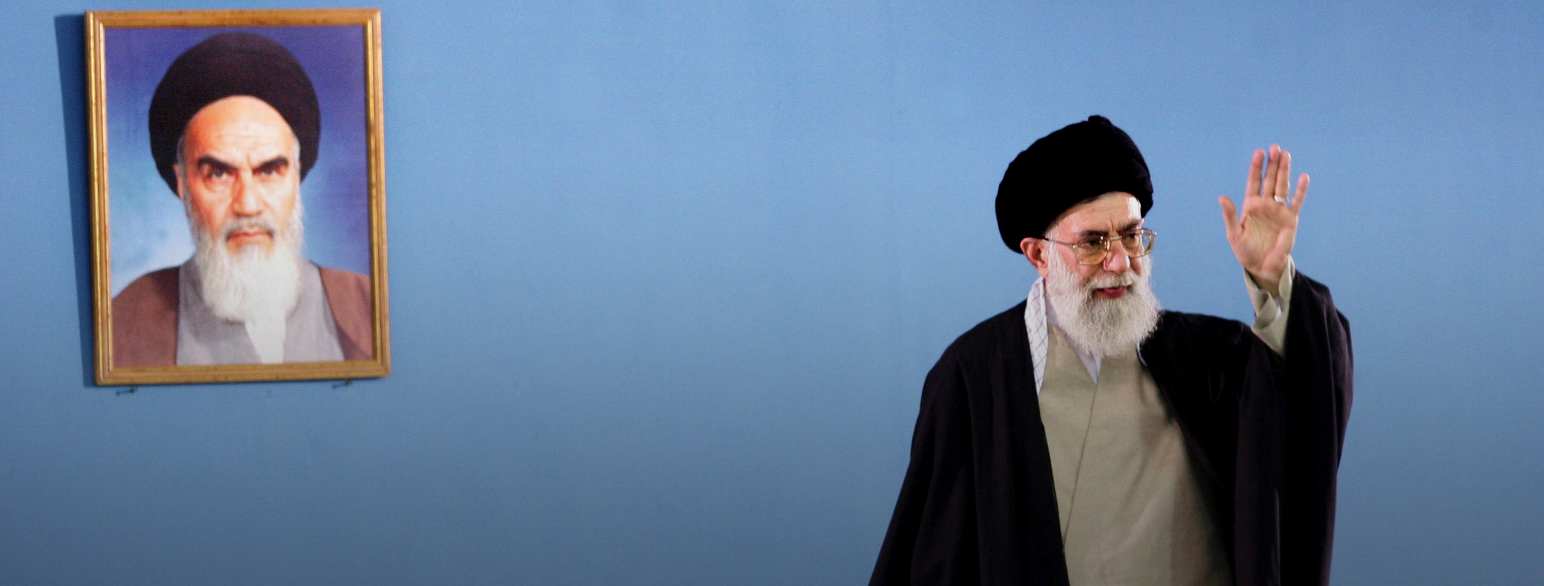 I Iran har Øverste leder nesten all makt. Ayatolla Ali Khaminei tok over rollen etter ayatolla Ruhollah Khomeini (på bildet), som var den første som bar tittelen