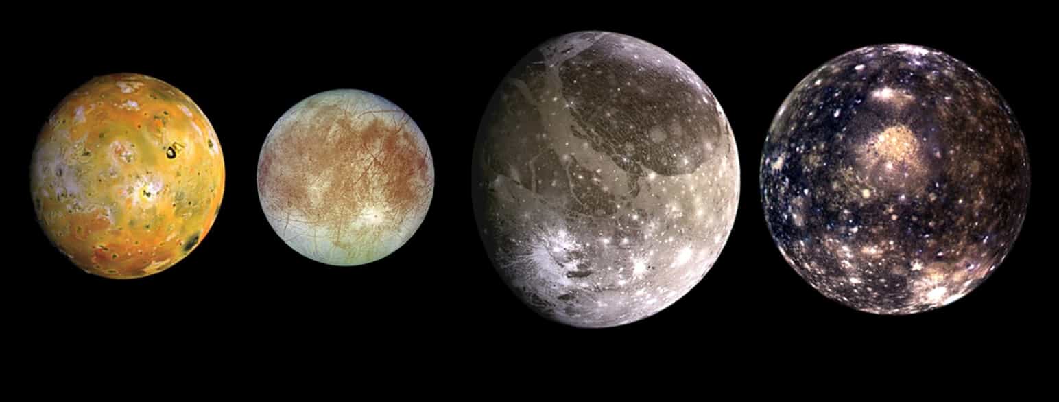 Fire av Jupiters månar. Fra venstre: Io, Europa, Ganymedes og Callisto.