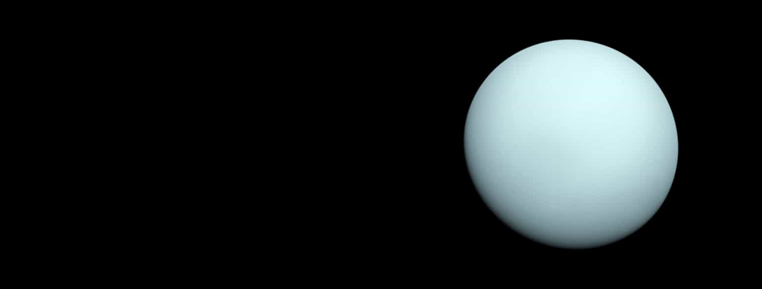 Fotografi av Uranus mot en svart himmel.