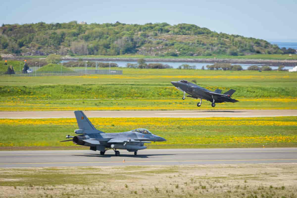 Norsk F-35 tar av og belgisk F-16 taxer under øvelse ACE på Ørland flystasjon i 2023