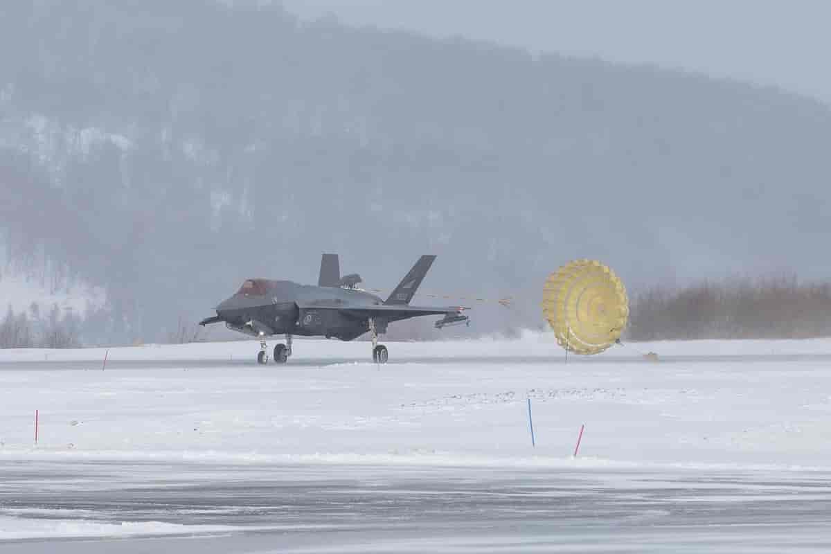 Norsk F-35 lander på Evenes med bruk av bremseskjerm